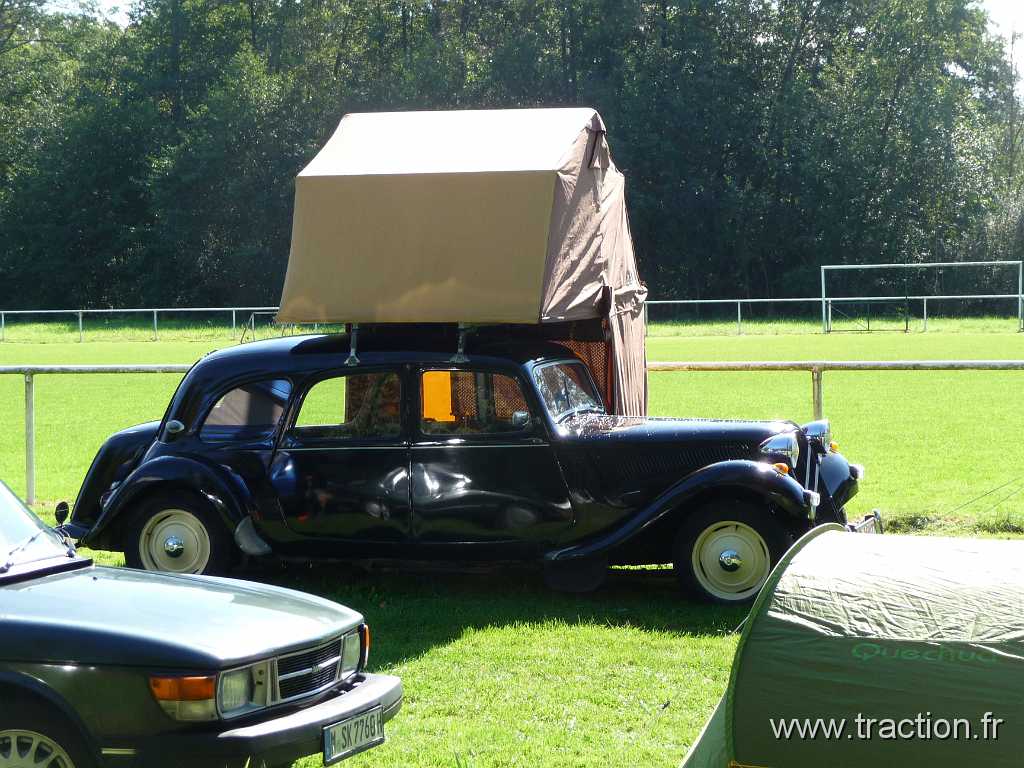 2014_Lipsheim (19).JPG - 33ème Bourse d'échange à Lipsheim, Citroen Traction 11 Familiale et tente sur le toit